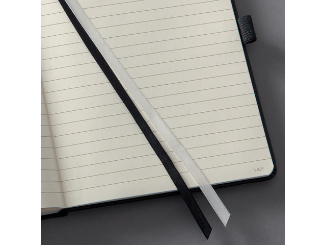 Notitieboek Conceptum Pure A4 zwart gelinieerd hardcover. Nummerde pagina's, inhoudsopgave, sluiting dmv elastiek, lus voor pen, 2 leeslintjes. 194 pagina's 80 grams chamoiskleurig papier. PEFC-gecertificeerd