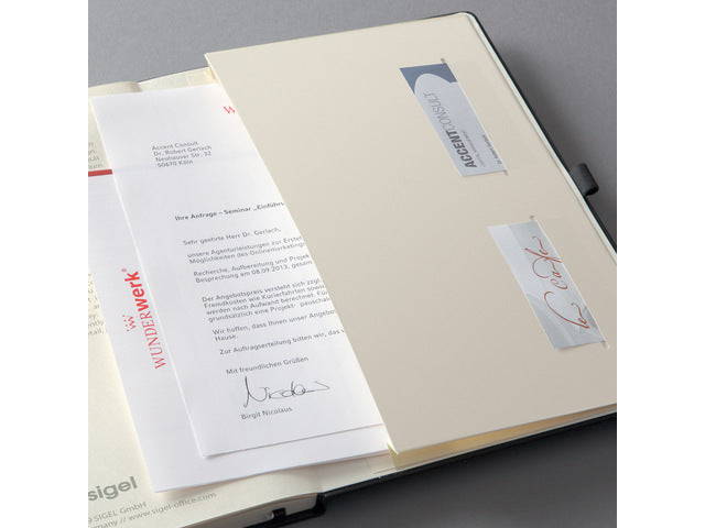 Notitieboek Conceptum Pure A4+ zwart gelinieerd hardcover. Nummerde pagina's, inhoudsopgave, sluiting dmv elastiek, lus voor pen, 2 leeslintjes. 194 pagina's 80 grams chamoiskleurig papier. PEFC-gecertificeerd