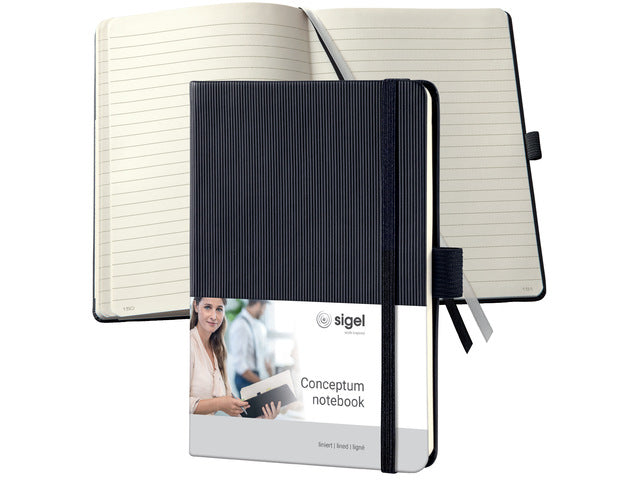 Notitieboek Conceptum Pure A6 zwart gelinieerd hardcover. Nummerde pagina's, inhoudsopgave, sluiting dmv elastiek, lus voor pen, 2 leeslintjes. 194 pagina's 80 grams chamoiskleurig papier. PEFC-gecertificeerd