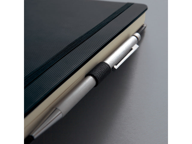 Notitieboek Conceptum Pure A6 zwart gelinieerd hardcover. Nummerde pagina's, inhoudsopgave, sluiting dmv elastiek, lus voor pen, 2 leeslintjes. 194 pagina's 80 grams chamoiskleurig papier. PEFC-gecertificeerd