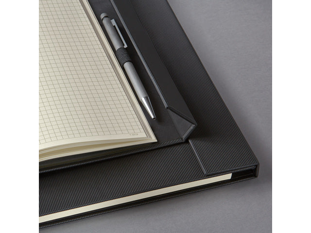Notitieboek Conceptum Pure A4 zwart 5mm ruit hardcover met magneetsluiting. Genummerde pagina's, inhoudsopgave, sluiting d.m.v. elastiek, lus voor pen, 2 leeslintjes. 194 pagina's 80 grams chamoiskleurig papier. PEFC-gecertificeerd.