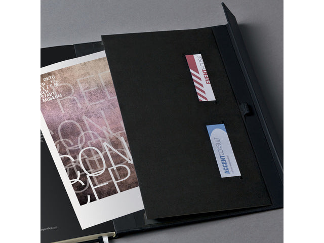 Notitieboek Conceptum Pure A4 zwart 5mm ruit hardcover met magneetsluiting. Genummerde pagina's, inhoudsopgave, sluiting d.m.v. elastiek, lus voor pen, 2 leeslintjes. 194 pagina's 80 grams chamoiskleurig papier. PEFC-gecertificeerd.