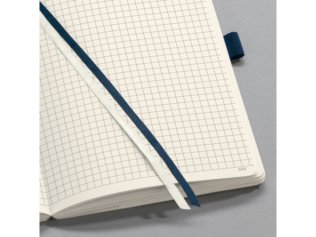 Notitieboek Conceptum Pure A5 blauw 5mm ruit softcover. Nummerde pagina's, inhoudsopgave, sluiting dmv elastiek, lus voor pen, 2 leeslintjes. 194 pagina's 80 grams chamoiskleurig papier. PEFC-gecertificeerd.