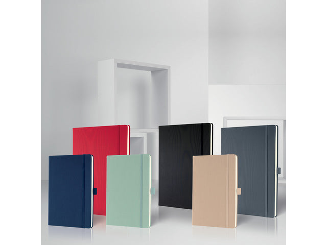 Notitieboek Conceptum Pure A5 donkerblauw gelinieerd hardcover. Nummerde pagina's, inhoudsopgave, sluiting dmv elastiek, lus voor pen, 2 leeslintjes. 194 pagina's 80 grams chamoiskleurig papier. PEFC-gecertificeerd