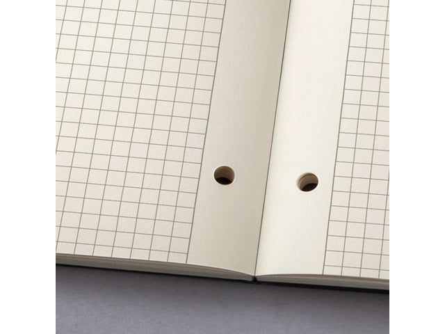Schreibblock Conceptum A4 schwarz 5 mm schwarz Softcover. 120 Seiten, 80 Gramm chamoiskleriges Papier. Mit Quickpocket. 4-Loch-Perforation, Datumsmarkierung. PEFC-zertifiziert