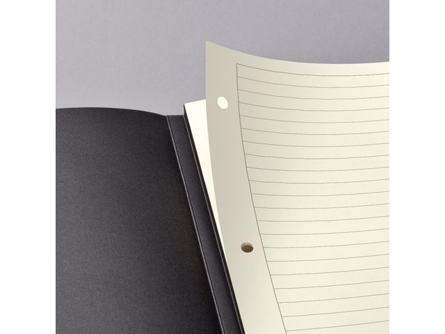 Schreibblock Conceptum, A4, schwarz-geliniet, Hardcover, 120 Seiten, 80 Gramm chamoiskleriges Papier. Mit Quickpocket. 4-Loch-Perforation, Datumsmarkierung. PEFC-zertifiziert