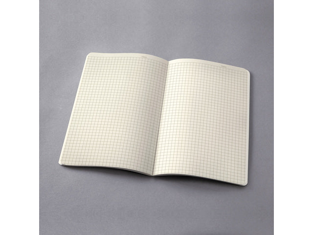Notitieboek Conceptum A6 zwart 5mm ruit softcover. 64 pagina's 80 grams chamoiskleurig papier. Ontmoet snelzak. 4-voudige perforatie, kopregel voor datum. PEFC-gecertificeerd.