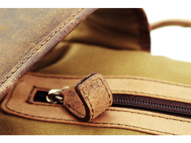 Laptop-Rucksack Pride and Soul JESTER. Bruin grinsend.