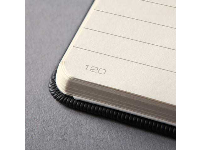 Notitieboek Conceptum Pure A4+ zwart gelinieerd hardcover. Nummerde pagina's, inhoudsopgave, sluiting dmv elastiek, lus voor pen, 2 leeslintjes. 194 pagina's 80 grams chamoiskleurig papier. PEFC-gecertificeerd