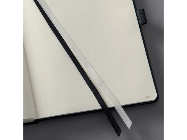 Notitieboek Conceptum Pure A5 zwart blanco hardcover. Nummerde pagina's, inhoudsopgave, sluiting dmv elastiek, lus voor pen, 2 leeslintjes. 194 pagina's 80 grams chamoiskleurig papier. PEFC-gecertificeerd