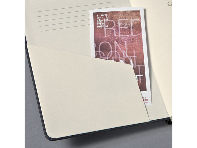 Notitieboek Conceptum Pure A6 zwart gelinieerd hardcover. Nummerde pagina's, inhoudsopgave, sluiting dmv elastiek, lus voor pen, 2 leeslintjes. 194 pagina's 80 grams chamoiskleurig papier. PEFC-gecertificeerd