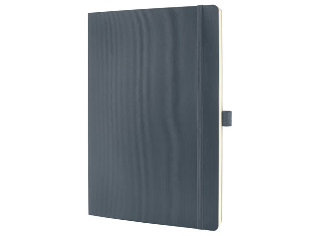 Notitieboek Conceptum Pure A4 donkergrijs gelinieerd softcover. Nummerde pagina's, inhoudsopgave, sluiting dmv elastiek, lus voor pen, 2 leeslintjes. 194 pagina's 80 grams chamoiskleurig papier. PEFC-gecertificeerd.