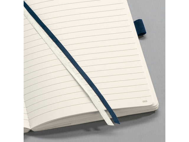 Benachrichtigungsbuch Conceptum Pure A5 blau gelinieter Softcover. Genummerte Seiten, Innenausstattung, elastisches DMV-Kabel, Stifthalter, 2 Stifte. 194 Seiten 80 Gramm chamoiskleriges Papier. PEFC-zertifiziert.