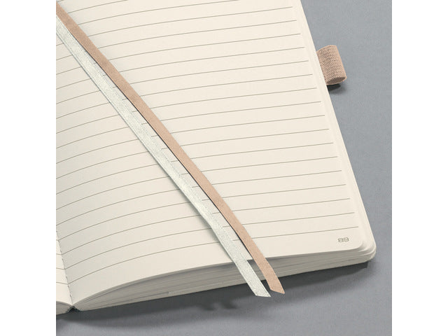 Notitieboek Conceptum A5 Beige gelinieerd softcover. Nummerde pagina's, inhoudsopgave, sluiting dmv elastiek, lus voor pen, 2 leeslintjes. 194 pagina's 80 grams chamoiskleurig papier. PEFC-gecertificeerd.135x210x14mm,