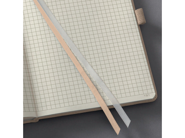 Notitieboek Conceptum A4 Beige 5mm schwarzes Hardcover. Genummerte Seiten, Innenausstattung, elastisches DMV-Elastik, Lus für den Stift, 2 Leisten. 194 Seiten 80 Gramm chamoiskleriges Papier. PEFC-zertifiziert