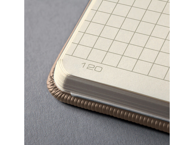 Notitieboek Conceptum A4 Beige 5mm schwarzes Hardcover. Genummerte Seiten, Innenausstattung, elastisches DMV-Elastik, Lus für den Stift, 2 Leisten. 194 Seiten 80 Gramm chamoiskleriges Papier. PEFC-zertifiziert