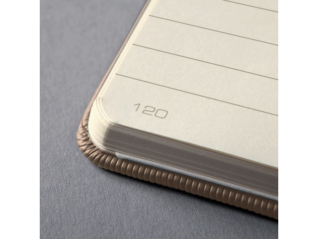 Notitieboek Conceptum A4 Beige gelinieerd hardcover. Nummerde pagina's, inhoudsopgave, sluiting dmv elastiek, lus voor pen, 2 leeslintjes. 194 pagina's 80 grams chamoiskleurig papier. PEFC-gecertificeerd,