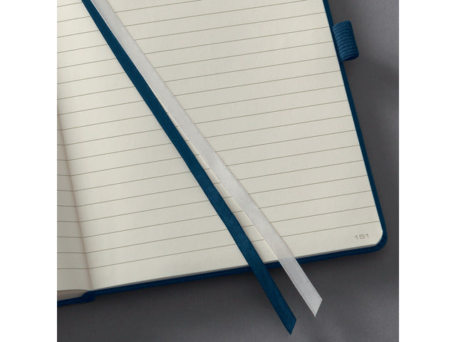 Notitieboek Conceptum Pure A4 midnight blue gelinieerd hardcover, genummerde pagina's, inhoudsopgave, sluiting d.m.v. elastiek, lus voor pen, 194 pagina's 80 grams chamoiskleurig papier. PEFC-gecertificeerd 213x295x20 mm