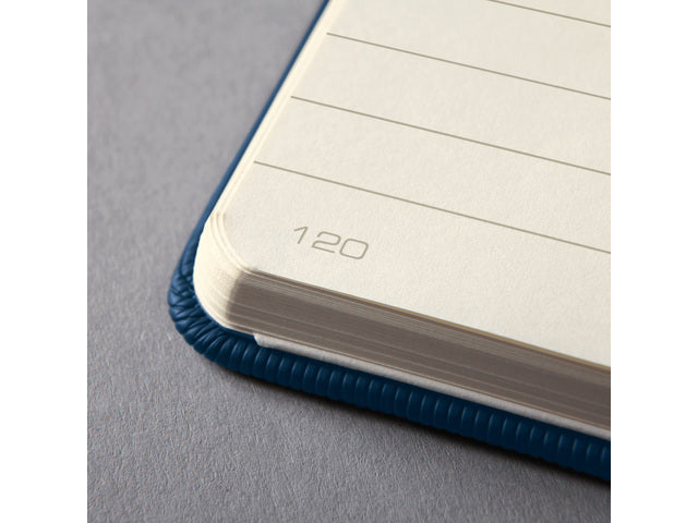 Notitieboek Conceptum Pure A4 midnight blue gelinieerd hardcover, genummerde pagina's, inhoudsopgave, sluiting d.m.v. elastiek, lus voor pen, 194 pagina's 80 grams chamoiskleurig papier. PEFC-gecertificeerd 213x295x20 mm
