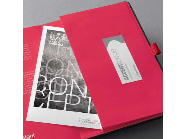 Notitieboek Conceptum RED Edition A5 zwart 5mm ruit hardcover. Genummerde pagina's, inhoudsopgave, sluiting d.m.v. elastiek, lus voor pen, 2 leeslintjes. 194 pagina's 80 grams chamoiskleurig papier. PEFC-gecertificeerd