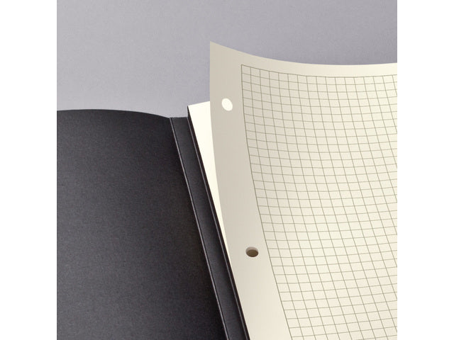 Schreibblock Conceptum A4 schwarz 5 mm schwarz Softcover. 120 Seiten, 80 Gramm chamoiskleriges Papier. Mit Quickpocket. 4-Loch-Perforation, Datumsmarkierung. PEFC-zertifiziert