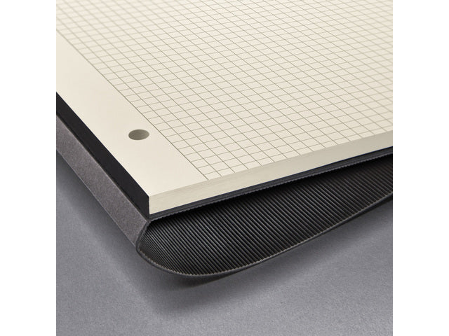 Schreibblock Conceptum A4 schwarz 5 mm schwarz Softcover. 120 Seiten, 80 Gramm chamoiskleriges Papier. Mit Quickpocket. 4-Loch-Perforation, Datumsmarkierung. PEFC-zertifiziert
