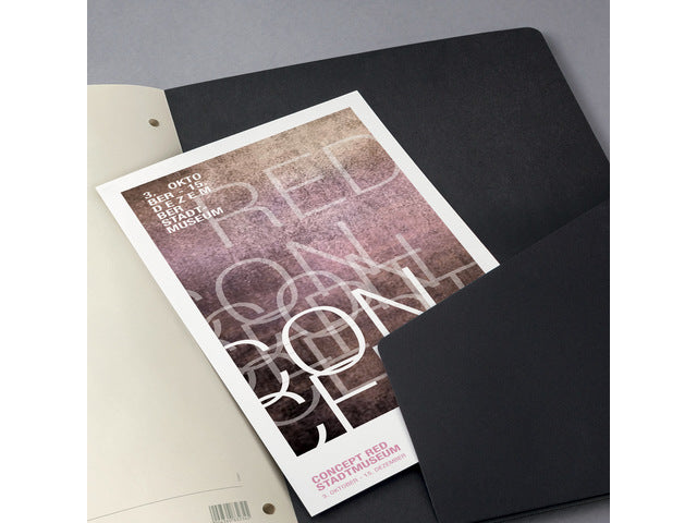 Schreibblock Conceptum A4 schwarz 5 mm schwarz Softcover. 120 Seiten, 80 Gramm chamoiskleriges Papier. Mit Quickpocket. 4-Loch-Perforation, Datumsmarkierung. PEFC-zertifiziert