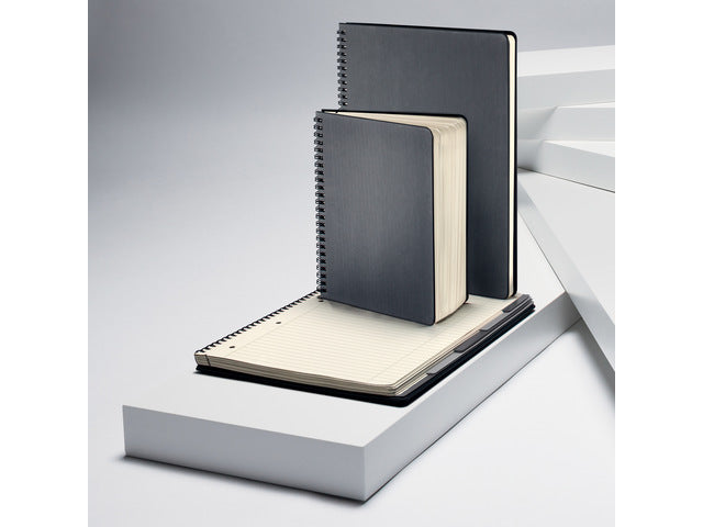 Notitieblok Conceptum A5 zwart 5mm ruit hardcover. 160 pagina's 80 grams chamoiskleurig papier. Ontmoet snelzak. 4-voudige perforatie, kopregel voor datum. PEFC-gecertificeerd