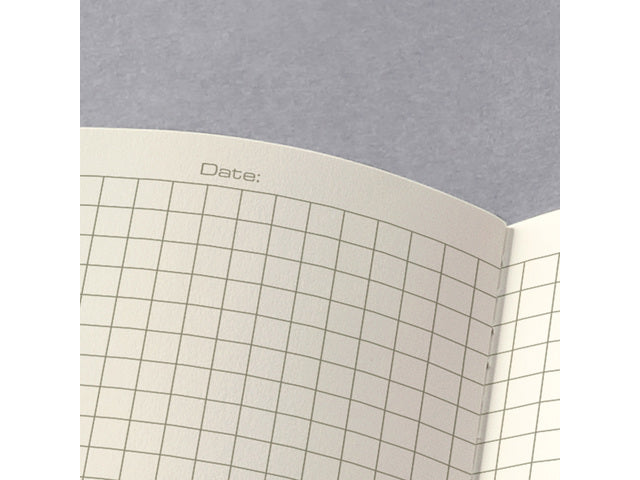 Notitieboek Conceptum A6 zwart 5mm ruit softcover. 64 pagina's 80 grams chamoiskleurig papier. Ontmoet snelzak. 4-voudige perforatie, kopregel voor datum. PEFC-gecertificeerd.