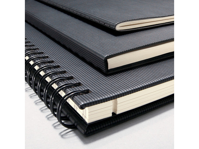 Notitieboek Conceptum A6 zwart 5mm ruit softcover. 64 pagina's 80 grams chamoiskleurig papier. Ontmoet snelzak. 4-voudige perforatie, kopregel voor datum. PEFC-gecertificeerd.