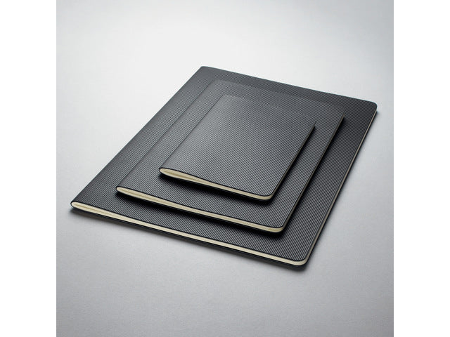 Notitieboek Conceptum A6 zwart gelinieerd softcover. 64 pagina's 80 grams chamoiskleurig papier. Ontmoet snelzak. 4-voudige perforatie, kopregel voor datum. PEFC-gecertificeerd.